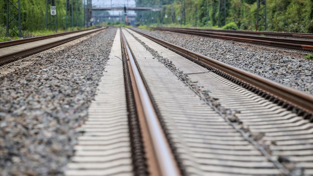 Nach dem Brandanschlag auf die Bahnstrecke Düsseldorf-Duisburg läuft der Zugverkehr wieder - die Polizei ermittelt wegen Sabotage.