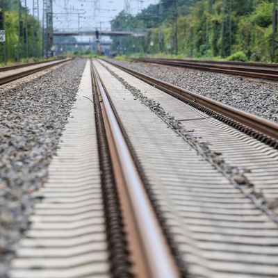 Brandanschlag auf wichtige Bahnstrecke