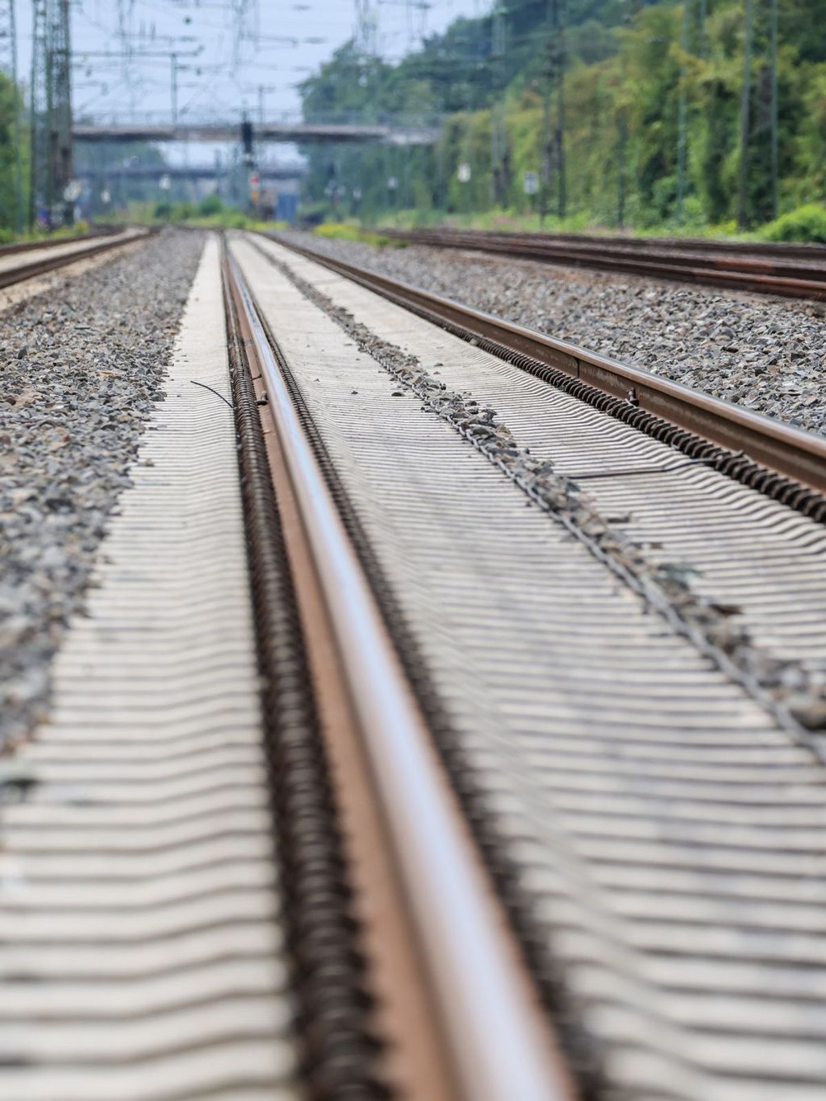 Brandanschlag auf wichtige Bahnstrecke