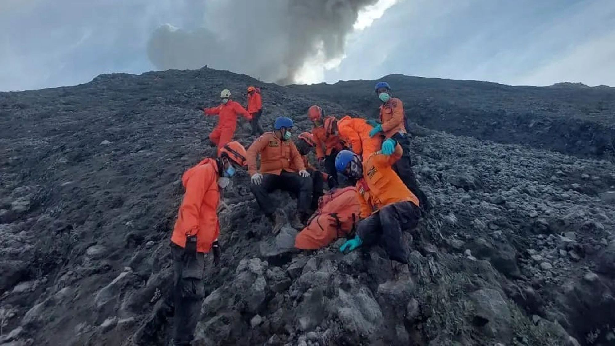 Die Retter bereiten sich darauf vor, die Leiche eines Bergsteigers zu bergen, der beim Ausbruch des Vulkan Marapi ums Leben gekommen ist. 