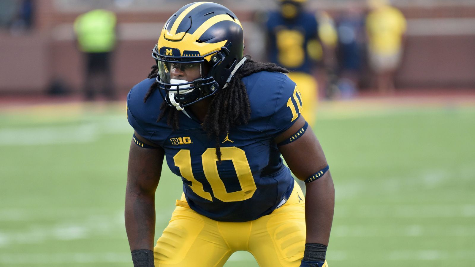 
                <strong>Devin Bush (Michigan) </strong><br>
                Der 1,80 Meter große und 105 Kilogramm schwere Linebacker hatte in seiner letzten College-Spielzeit 66 Total Tackles, 8,5 Tackles for Loss und 4,5 Sacks zu verbuchen. Seine mangelnde Größe kompensiert er durch seine Geschwindigkeit, ein gutes Spielverständnis und seine gute Technik. Als Outside Linebacker bzw. Will Linebacker dürfte er für viele NFL-Teams eine Verstärkung sein. Sein gleichnamiger Vater spielte acht Jahre in der NFL und war 1995 ein First-Round-Pick – selbiges dürfte auf den Sohnemann zutreffen.
              