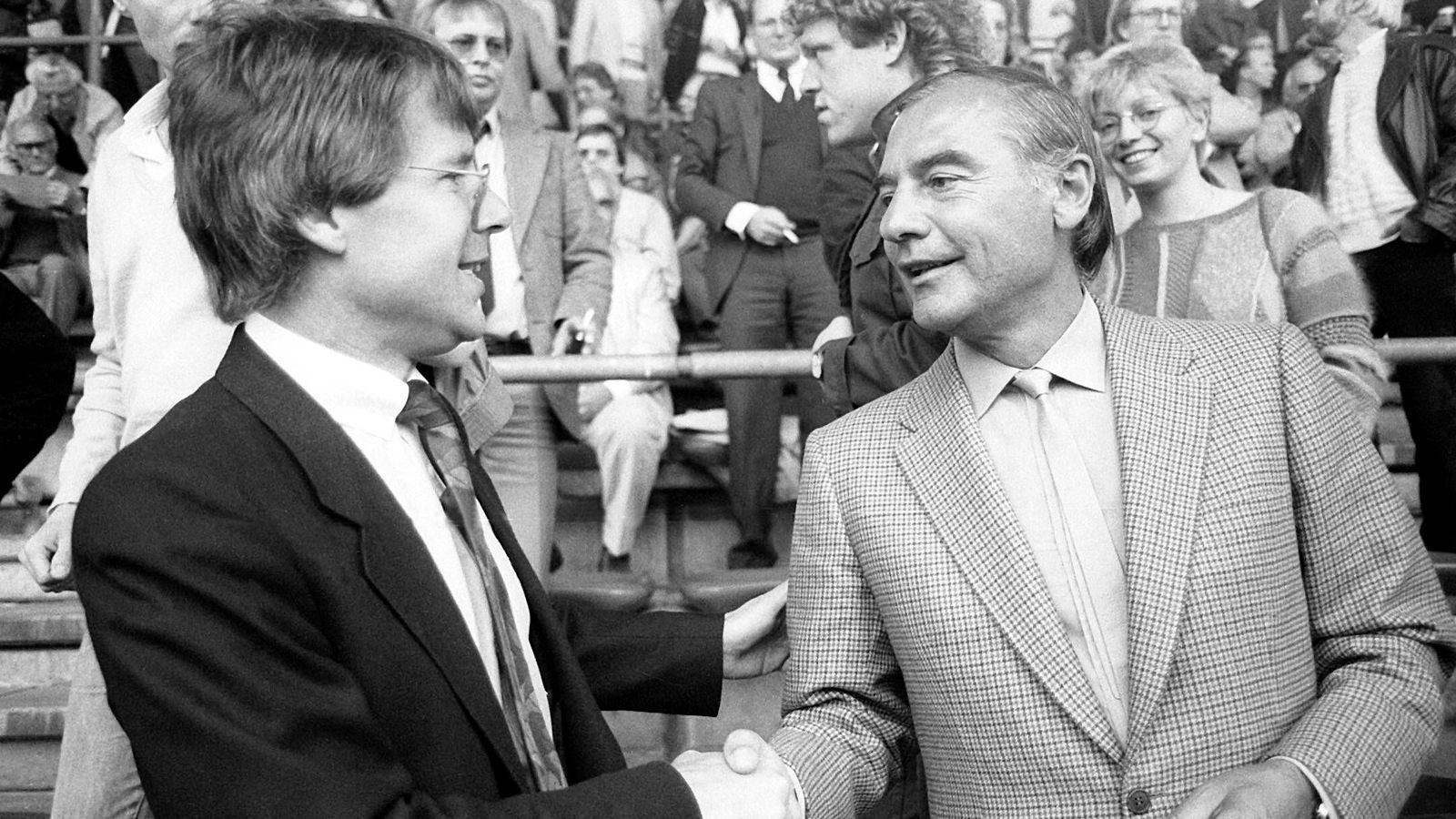
                <strong>Pal Csernai, Meistertrainer</strong><br>
                Trainer von Bayern München von 1978 bis 1983 und von Borussia Dortmund in der Saison 1985/86. Der Ungarn (im Bild re.) mit dem speziellen "Pal-System" führte die Bayern zu zwei Meisterschaften und einem Pokalsieg. In Dortmund hatte er keinen Erfolg und wurde vorzeitig entlassen.
              