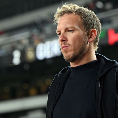 Bundestrainer Julian Nagelsmann steht nach dem Spiel gegen Mexiko im Stadion in Philadelphia. 