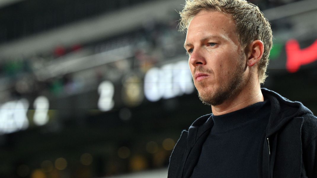 Bundestrainer Julian Nagelsmann steht nach dem Spiel gegen Mexiko im Stadion in Philadelphia. 