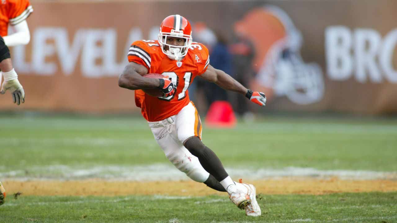 
                <strong>2002: Rückkehr einer alten Trikotfarbe</strong><br>
                Im neuen Jahrtausend präsentieren die Cleveland Browns wieder ein Trikot, welches an die große Geschichte der Franchise erinnern soll. Das orangefarbene Jersey kehrt auf das Spielfeld zurück. 
              
