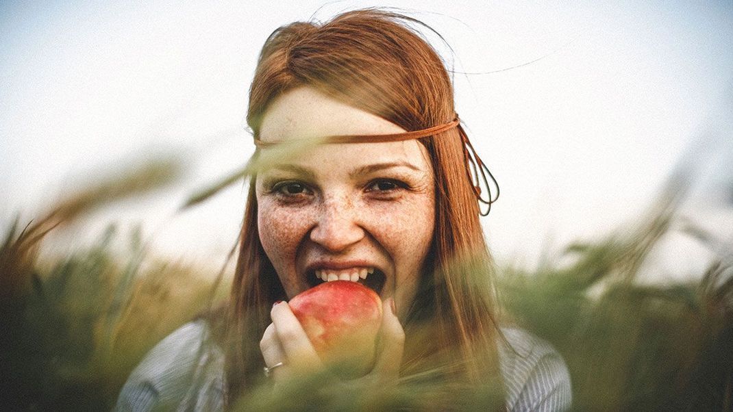 Mit einer gesunden ausgewogenen Ernährung lässt sich die Entstehung von altersbedingten Pigmentflecken vorbeugen. Wir verraten, worauf Ihr achten solltet.