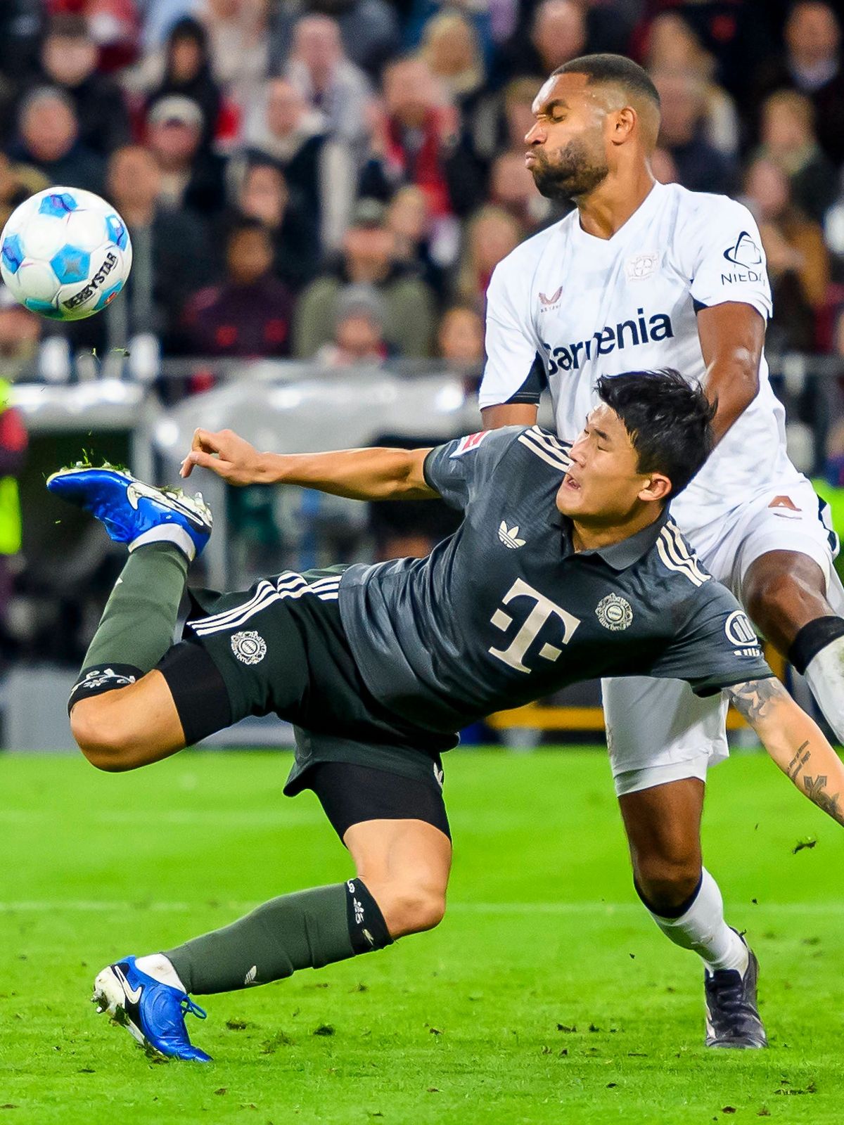 GER, DFB, FC Bayern Muenchen vs. Bayer 04 Leverkusen 28.09.2024, Allianz Arena, Muenchen, GER, DFB, FC Bayern Muenchen vs. Bayer 04 Leverkusen , im Bild Min-jae Kim (FCB 3) im Zweikampf gegen Jonat...