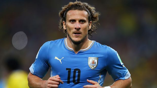 
                <strong>Diego Forlan</strong><br>
                Mit 38 Jahren hat der frühere Topstürmer Diego Forlan offenbar immer noch nicht genug. Der Uruguayer unterschrieb kürzlich einen Vertrag bei Kitchee SC. Der Ex-Profi von Atletico Madrid oder Inter Mailand wird also in der kommenden Saison für den Klub aus der Hongkong Premier League auf Torejagd gehen. Zuletzt war Forlan ein Jahr vereinslos, nachdem sein Kontrakt beim indischen Klub Mumbai City FC auslief. 
              