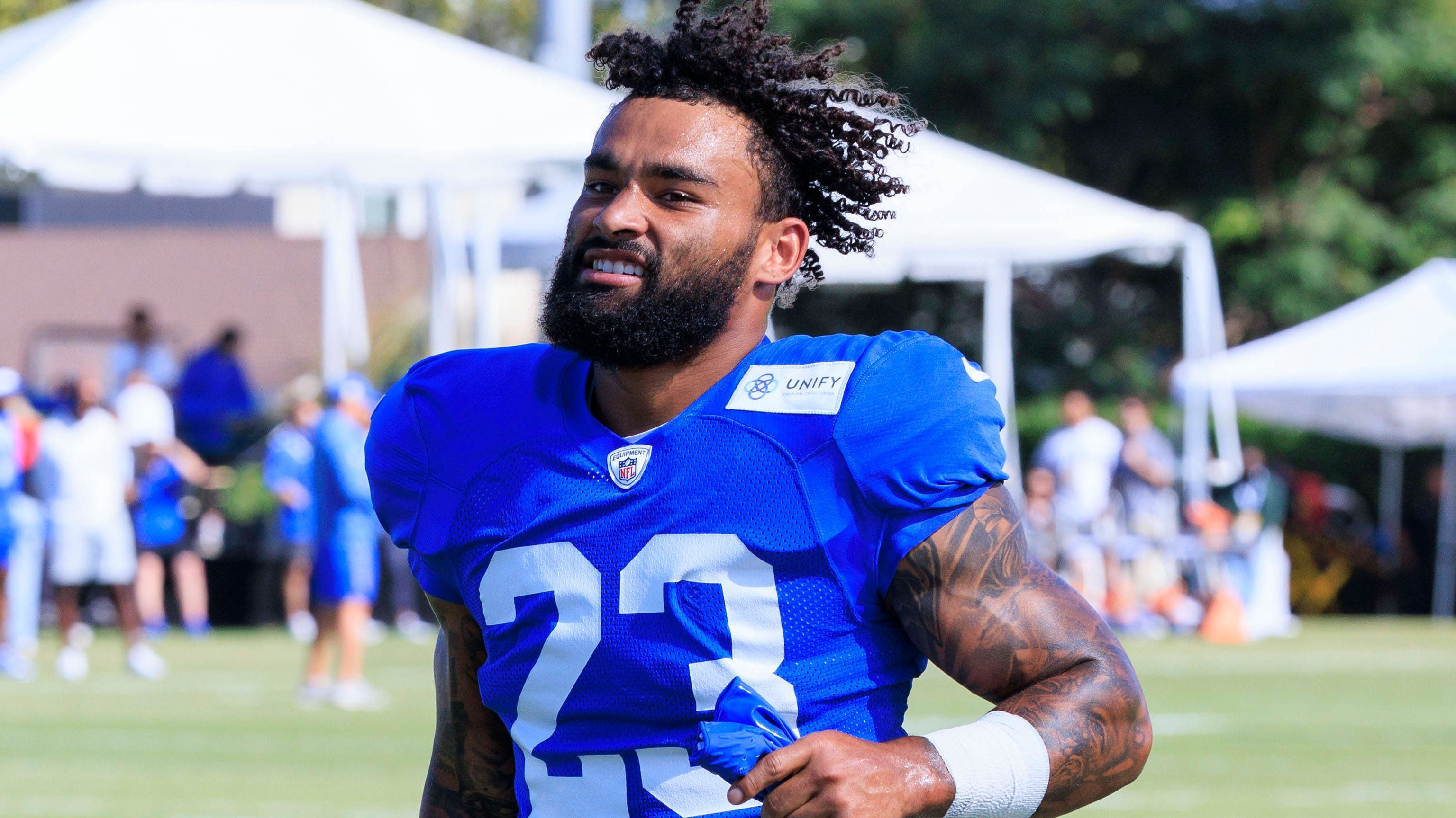 <strong>Kyren Williams (Los Angeles Rams)</strong><br>Die Los Angeles Rams haben im Vertragspoker mit mit Kyren Williams&nbsp;eine Einigung erzielt. Demnach soll der Running Back seinen Vertrag bei der Franchise um drei Jahre verlängern. Dabei stehen ihm knapp 33 Millionen Dollar zu, wovon rund 23 Millionen garantiert sind. Der 24-Jährige läuft seit der Saison 2022 für die Rams auf - damals wurde er in Runde 5 gepickt.