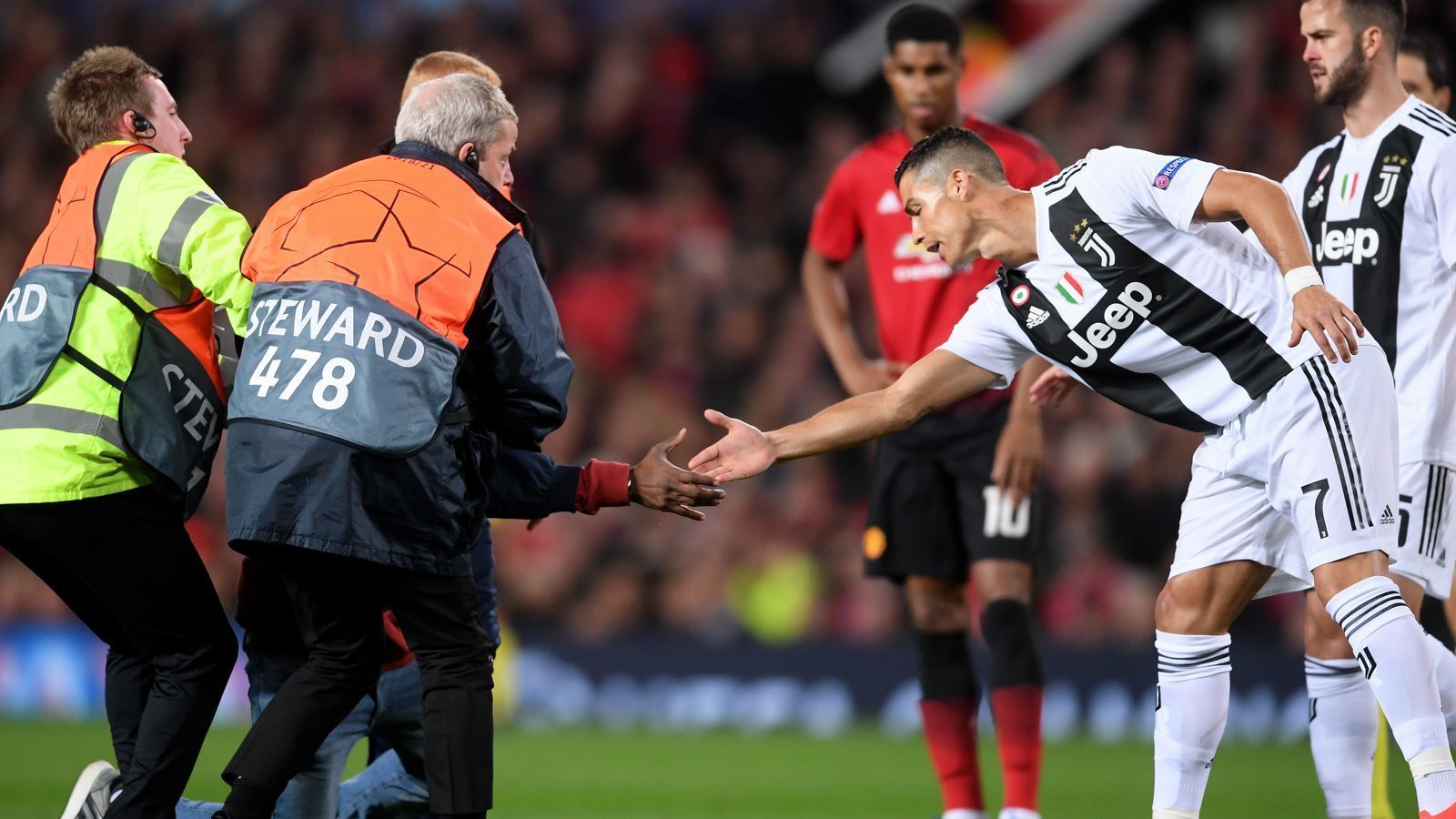 
                <strong>Zurück zur alten Liebe: CR7 mit Juve in Manchester</strong><br>
                Manche verehren ihn so sehr, dass sie ihm als Flitzer ganz nahe kommen wollen. Ronaldo hat schon in der Vergangenheit bewiesen, dass er damit entspannt umgeht. Der Flitzer bekommt einen Handschlag.
              