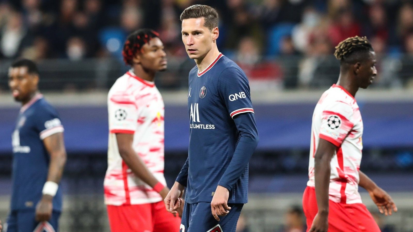 
                <strong>Julian Draxler (Paris Saint-Germain)</strong><br>
                Ähnlich wie bei Kehrer gab es auch bei Julian Draxler vermehrt Wechselgerüchte. Doch auch der frühere Schalker will sich im Star-Ensemble von PSG durchsetzen. Nach einer zwischenzeitlichen Durststrecke läuft es inzwischen deutlich besser. In zehn von 13 Ligaspielen stand der Deutsche auf dem Platz, zweimal durfte er sich über ein Tor freuen. Zwar wurde er in den vergangenen Partien häufig nur als Einwechselspieler eingesetzt, Positives gibt es aber dennoch zu vermelden. So wurde er von Bundestrainer Hansi Flick erstmals seit einem Jahr wieder für die Nationalmannschaft nominiert. 
              