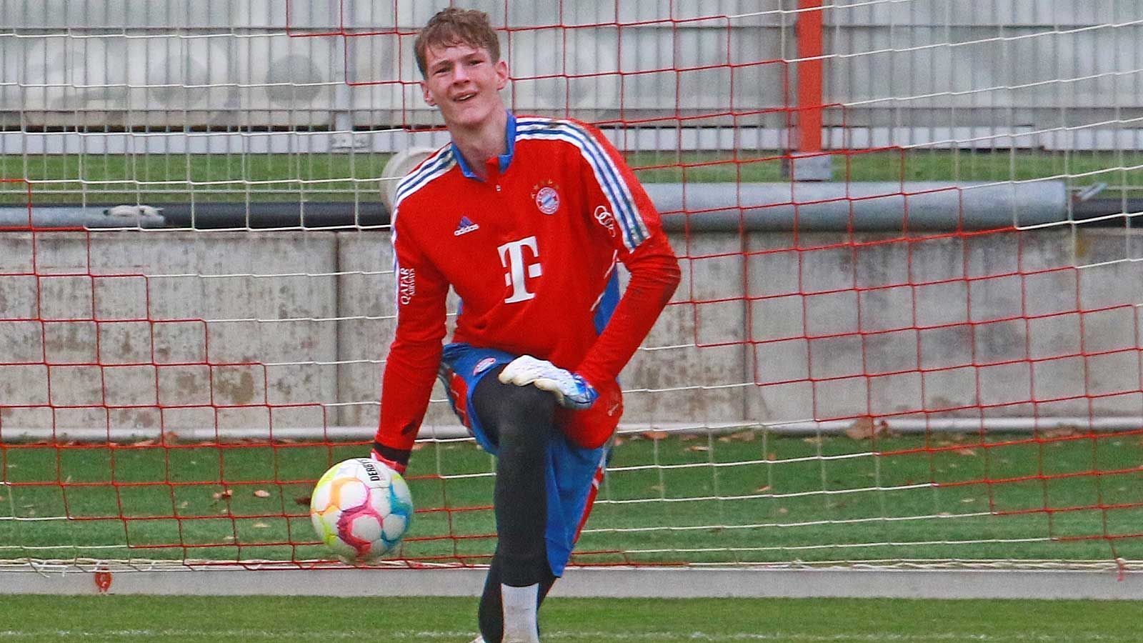 
                <strong>Tom Ritzy Hülsmann (18 Jahre, Torwart)</strong><br>
                Nach der Verletzung von Manuel Neuer durfte der zwei Meter große Hülsmann nun erstmals Profiluft schnuppern – erst im Training an der Säbener Straße und nun im Trainingslager in Doha. Sein Vertrag bei den Bayern läuft noch bis 2024.
              