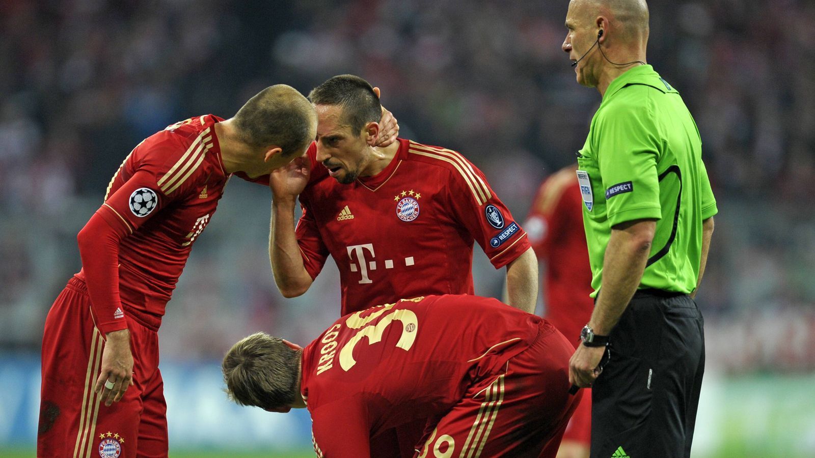 <strong>Streit mit Ribery eskaliert</strong><br>
                So war auch die Beziehung mit seinem kongenialen Partner Ribery nicht immer rosig.&nbsp;Stellvertretend hierfür steht der Zwist im Halbfinal-Hinspiel der Champions League 2011/12 gegen Real Madrid. Als Ribery sich den Ball zum Freistoß hinlegen wollte, griff Robben ein und übergab Mitspieler Toni Kroos den Ball...