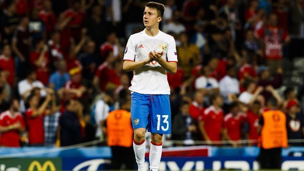 
                <strong>Aleksandr Golovin (Russland/ZSKA Moskau)</strong><br>
                ZSKA Moskaus Aleksandr Golovin war schon Teil der Nationalmannschaft, als diese bei der EM 2016 in der Vorrunde ausschied und ist auch nun fester Bestandteil des Teams, dass die Russen bei der WM 2018 im eigenen Land stolz machen soll. Der 21-Jährige von ZSKA Moskau könnte beim Confed Cup sogar an der Seite von Miranchuk im Mittelfeld der Russen die Fäden ziehen. Dann könnten die beiden Top-Talente gemeinsam zeigen, dass mit ihnen in Zukunft auf nationaler und internationaler Ebene zu rechnen ist.
              