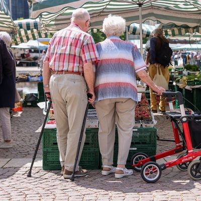 Rentner:innen auf dem Wochenmarkt