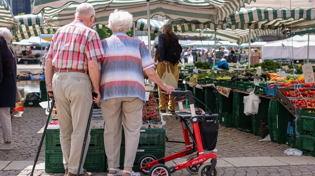 Die gestiegenen Beiträge für Krankenversicherungen wirken sich ab März auf Rentner:innen aus, die dann eine geringere Rente ausgezahlt bekommen.