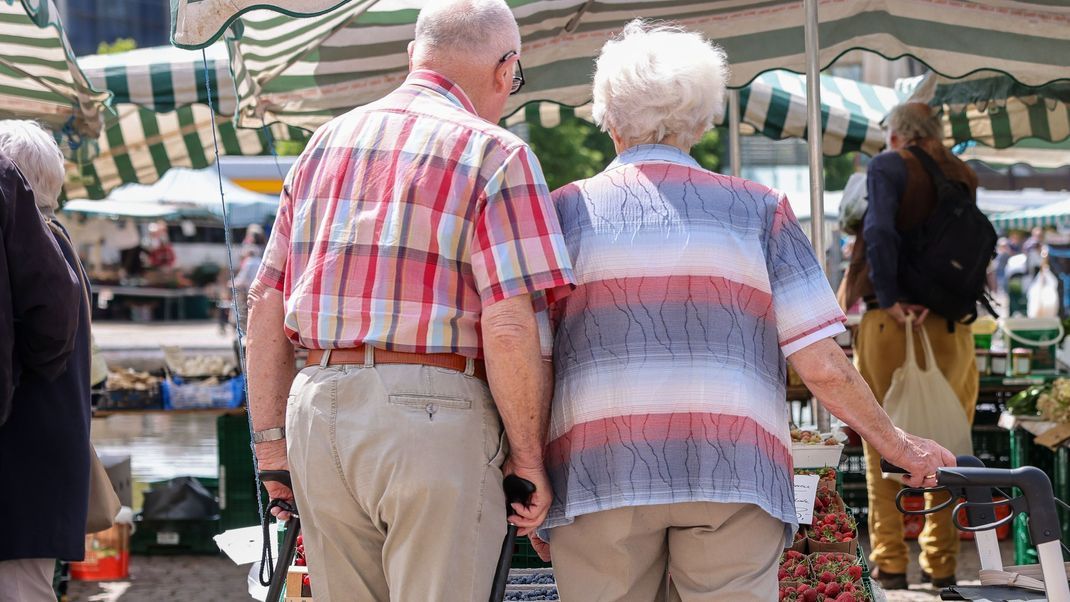 Rentner:innen auf dem Wochenmarkt