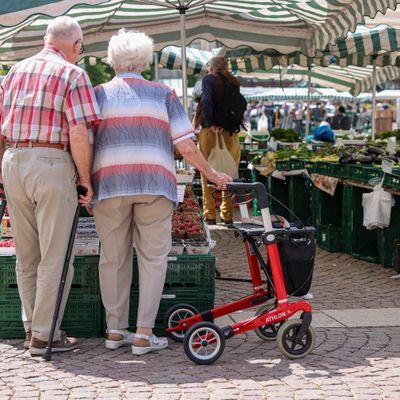 Rentner:innen auf dem Wochenmarkt