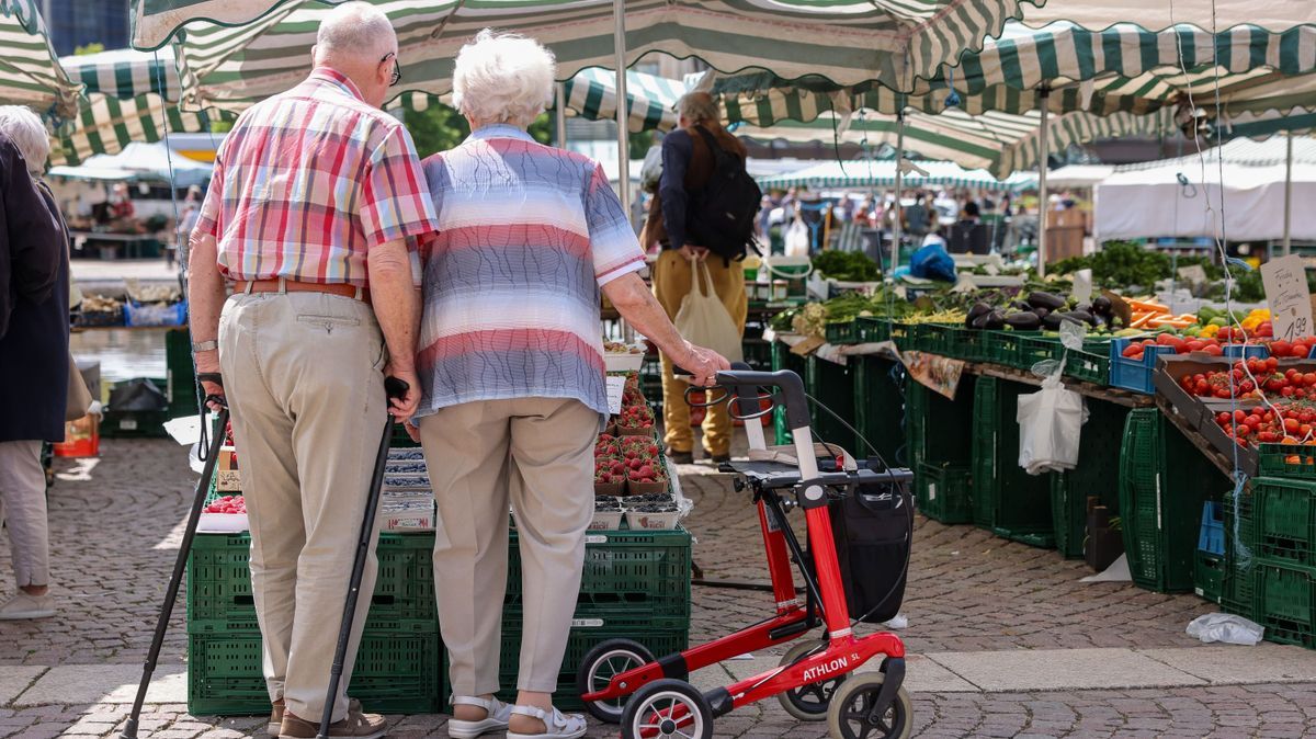 Rentner:innen auf dem Wochenmarkt