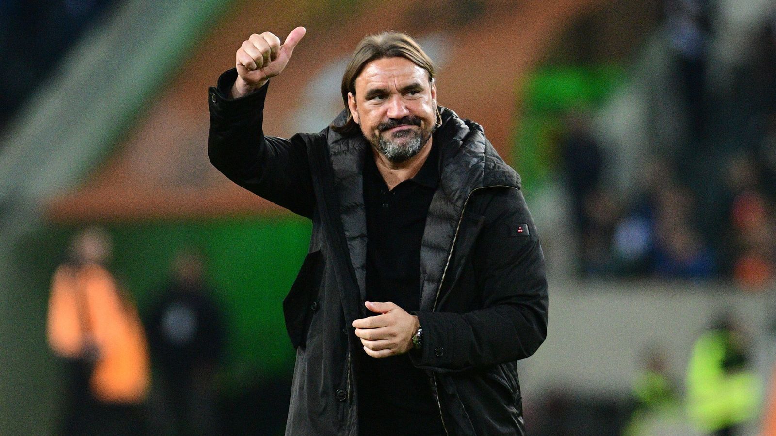 
                <strong>Neuer Farke-Glanz für Borussia</strong><br>
                Borussia Mönchengladbach nimmt mit Daniel Farke endlich wieder Kurs auf die europäischen Plätze. Vergangene Saison noch abgeschlagen auf Platz zehn eingelaufen, ist die Borussia jetzt punktgleich mit den Bayern. Dafür sorgt insbesondere eine solide Defensive. Lediglich fünf Gegentreffer sind – hinter Union (4) – der zweitbeste Wert der Liga. Aber auch offensiv wirken die Fohlen um Marcus Thuram und Jonas Hofmann wieder wesentlich gefährlicher und ideenreicher. Nach einigen Querelen ist auch das Umfeld wieder deutlich ruhiger geworden. Das tut der Borussia gut. 
              