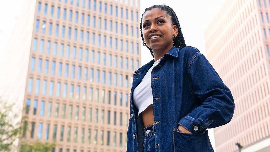 Sie ist ein Klassiker und hängt an jeder Garderobe: Die Jeansjacke. Wie ihr sie in dieser Saison kombiniert, zeigen wir euch!