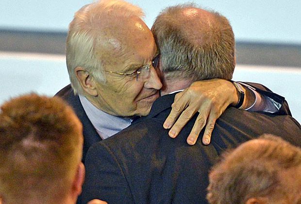 
                <strong>Lass dich drücken</strong><br>
                Auch der ehemalige bayrische Ministerpräsident Edmund Stoiber herzt seinen Freund Uli Hoeneß nach dessen emotionaler Rede.
              