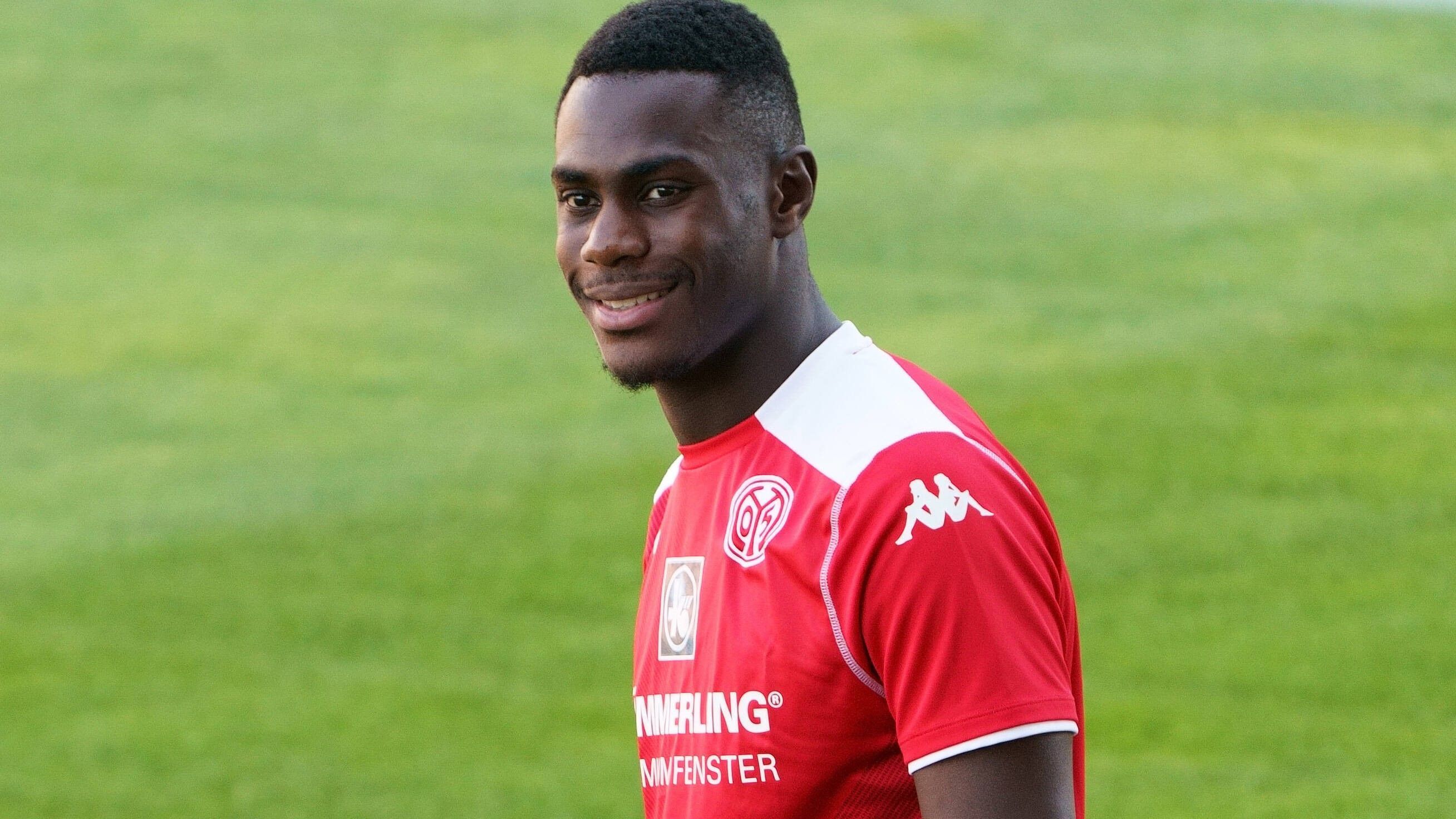 
                <strong>Moussa Niakhate (Nottingham Forest)</strong><br>
                Der FSV Mainz 05 verliert seinen Kapitän: Nach vier Jahren im Verein wechselt Innenverteidiger Moussa Niakhate in die englische Premier League zu Aufsteiger Nottingham Forest. Der Transfer, der sich bereits in den vergangenen Tagen abgezeichnet hatte, soll den Rheinhessen eine Ablöse in Höhe von mindestens zehn Millionen Euro einbringen, die durch Bonuszahlungen um weitere fünf Millionen ansteigen könnte. "Es war Moussas ausdrücklicher Wunsch, in seiner Karriere auch in der Premier League zu spielen", sagte Sportvorstand Christian Heidel. In einer emotionalen Botschaft wandte sich Niakhate über die Sozialen Medien an die Mainzer Fans: "Ich kann mir kaum vorstellen, dass mir diese Art der Zuneigung bei einem Verein noch einmal begegnet."
              