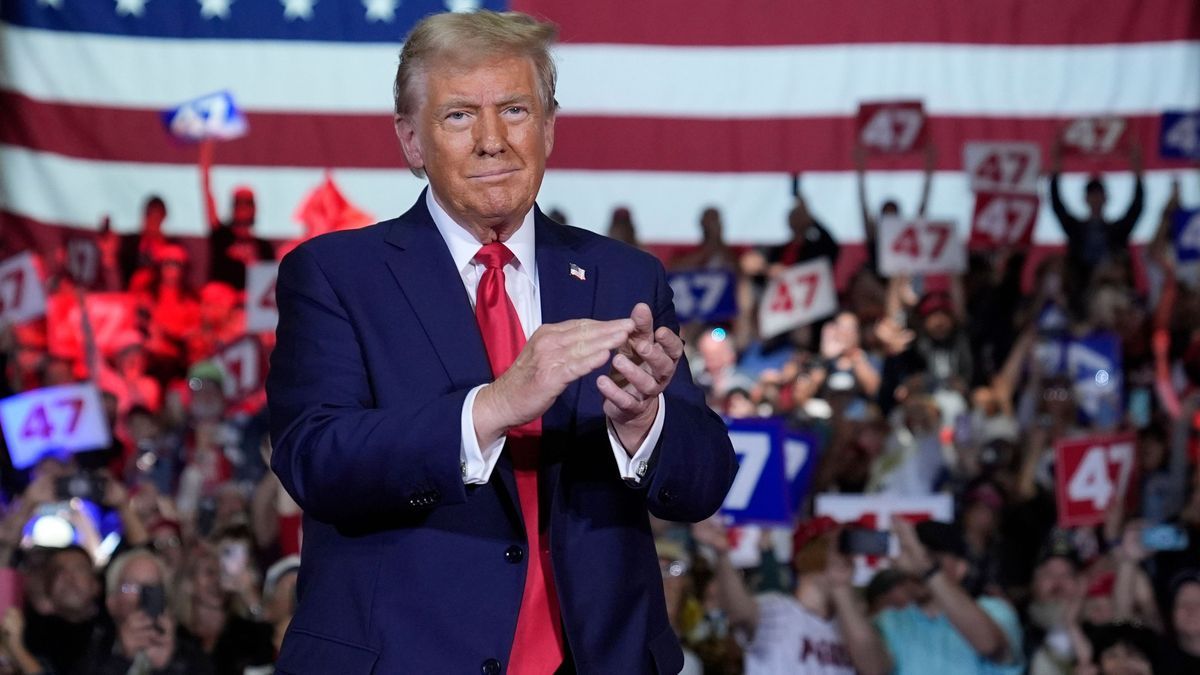 Der republikanische US-Präsidentschaftskandidat und ehemalige US-Präsident Donald Trump bei einer Bürgerversammlung im Lancaster County Convention Center in Lancaster, Pennsylvania.