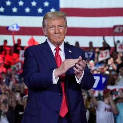 Der republikanische US-Präsidentschaftskandidat und ehemalige US-Präsident Donald Trump bei einer Bürgerversammlung im Lancaster County Convention Center in Lancaster, Pennsylvania.