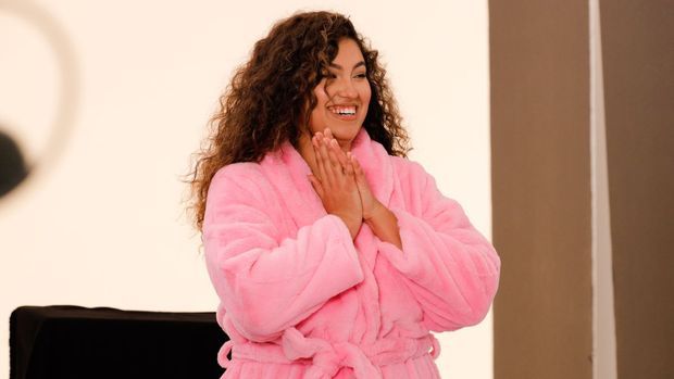 Vivien freut sich nach dem Sedcard-Shooting auf das erste große Casting bei GNTM 2023. Bekommt sie den Job?