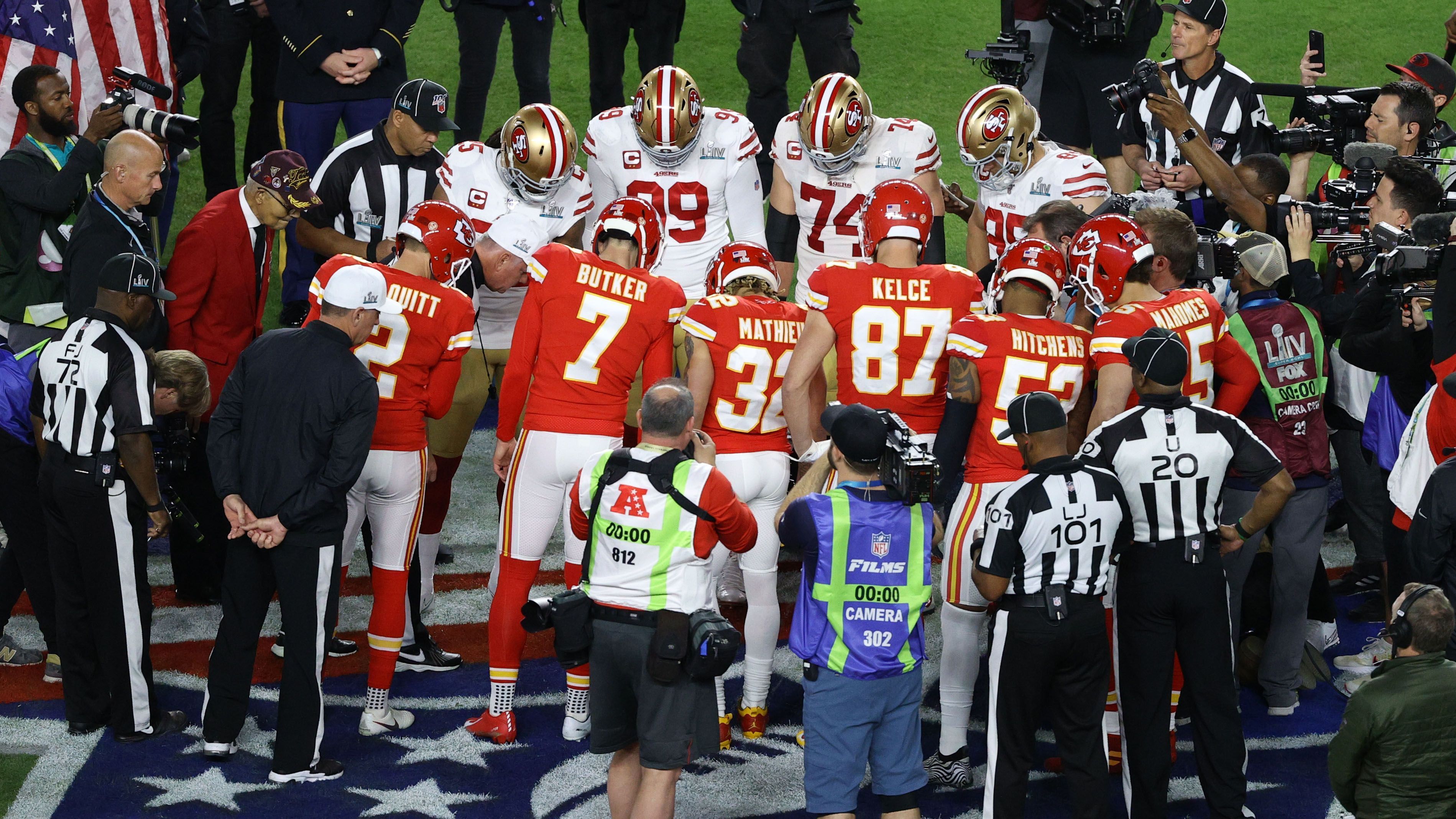 
                <strong>Der Coin Toss als schlechtes Omen?</strong><br>
                Schon vor dem Spiel sollte der Blick genau auf den Coin Toss gerichtet werden. Denn: In den vergangenen sechs Jahren hat jeweils die Mannschaft, die den Coin Toss gewonnen hat, schlussendlich das Spiel verloren. 2015 gewannen die Seattle Seahawks letztmals sowohl den Coin Toss als auch das Spiel. 
              