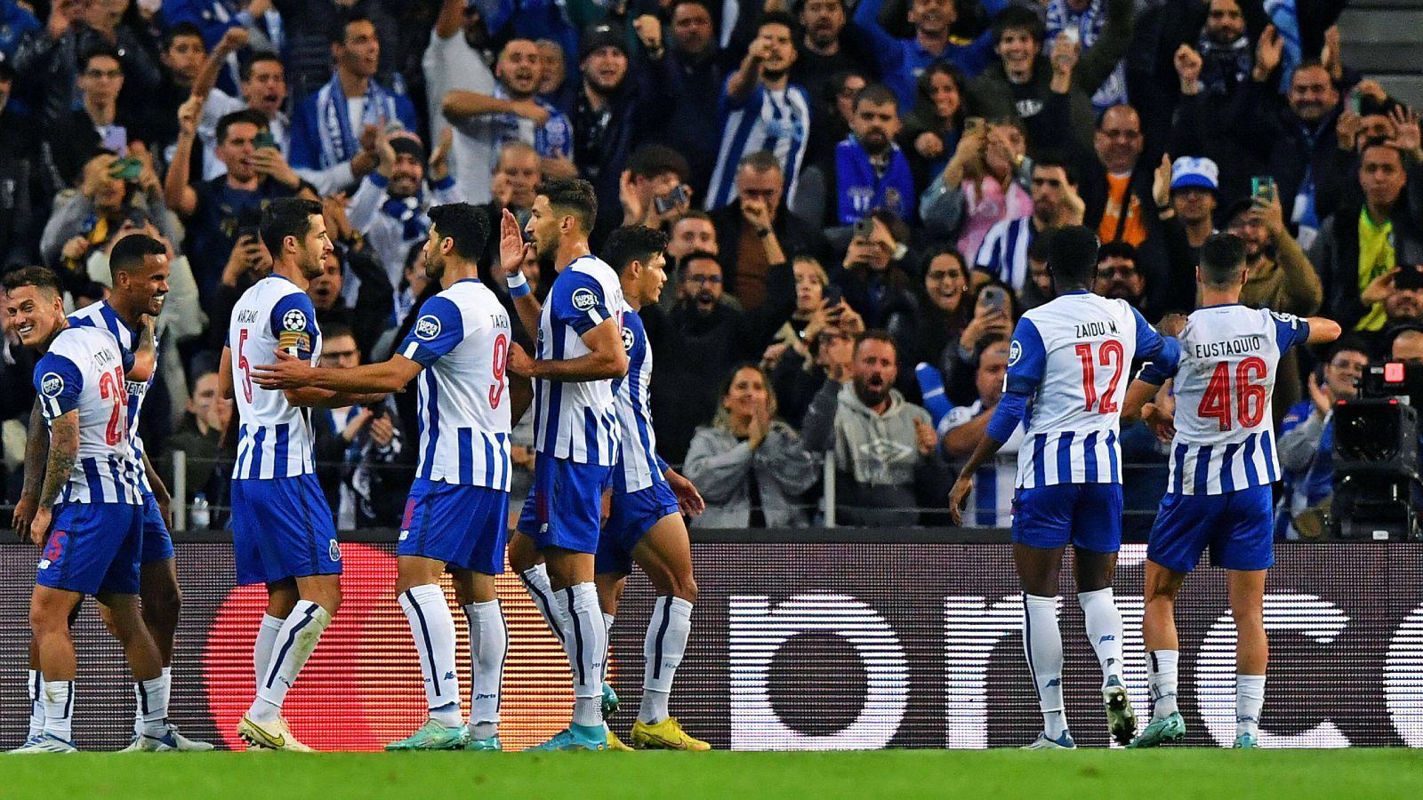 
                <strong>Platz 6: FC Porto (Portugal)</strong><br>
                Dass der FC Porto das Potenzial für das Achtelfinale hat, war von vorneherein klar. Dass die Portugiesen jedoch so in die K.o.-Phase pflügen würden, damit war nicht zu rechnen. Nach dem fürchterlichen Start mit zwei Niederlagen bei 1:6 Toren wurde Porto schon beinahe abgeschrieben, danach gewannen sie jedoch vier Spiele am Stück bei 11:1 Toren. Erinnert etwas an Atalanta Bergamo 2019/20, die sogar nach drei Niederlagen zum Start erst knapp im Viertelfinale an PSG scheiterte. Wer weiß, wie weit es für Porto am Ende gehen kann.
              