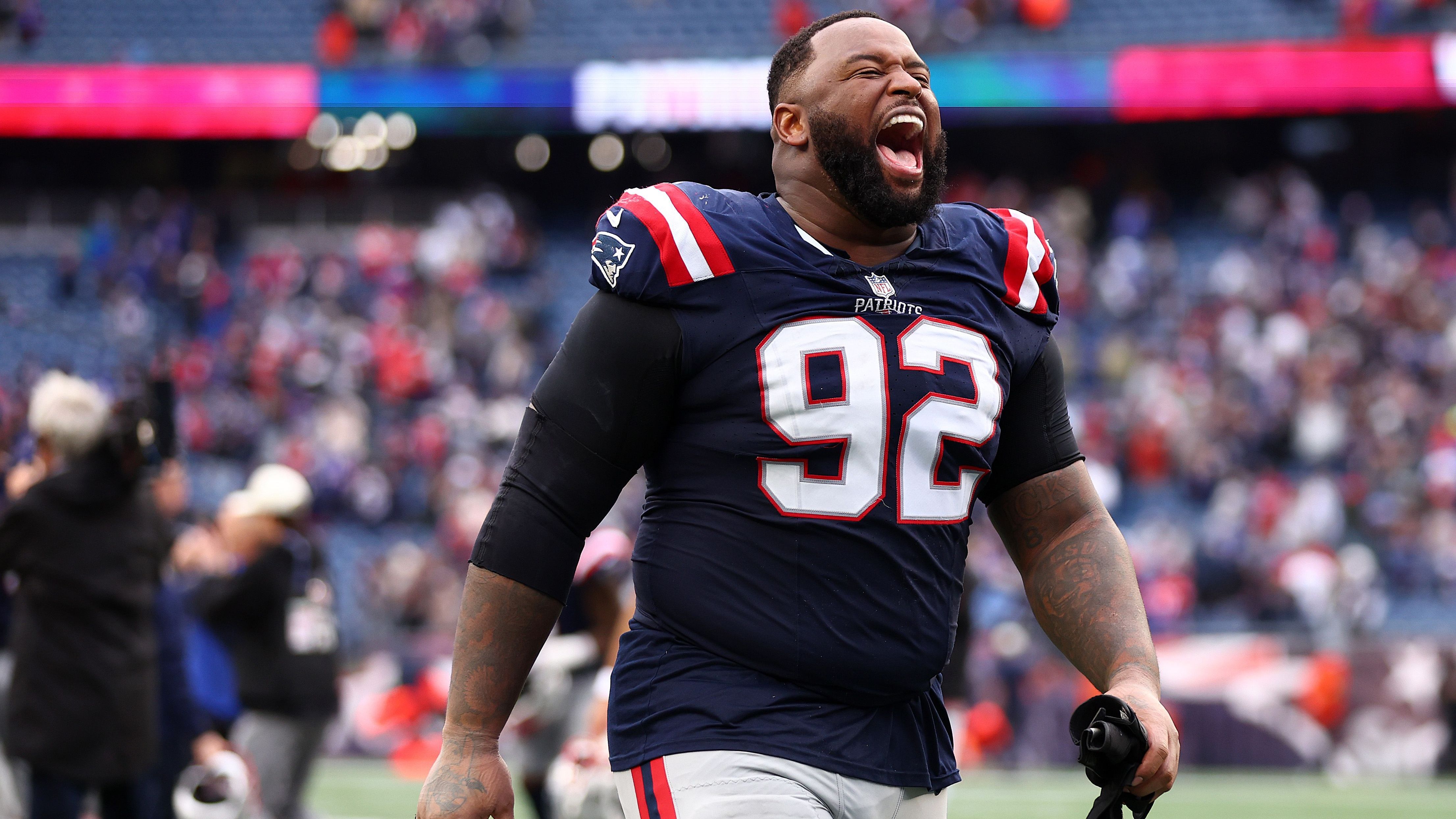 <strong>Davon Godchaux (New England Patriots)</strong><br>Defensive Tackle Davon Godchaux darf sich über einen neuen Vertrag bei den New England Patriots freuen. Der Starter in der D-Line verdient in den kommenden Jahren bis zu 21 Millionen Dollar. Zuvor hatte er sich über "zu wenig Respekt" beschwert. 2024 war eigentlich sein letztes Vertragsjahr.