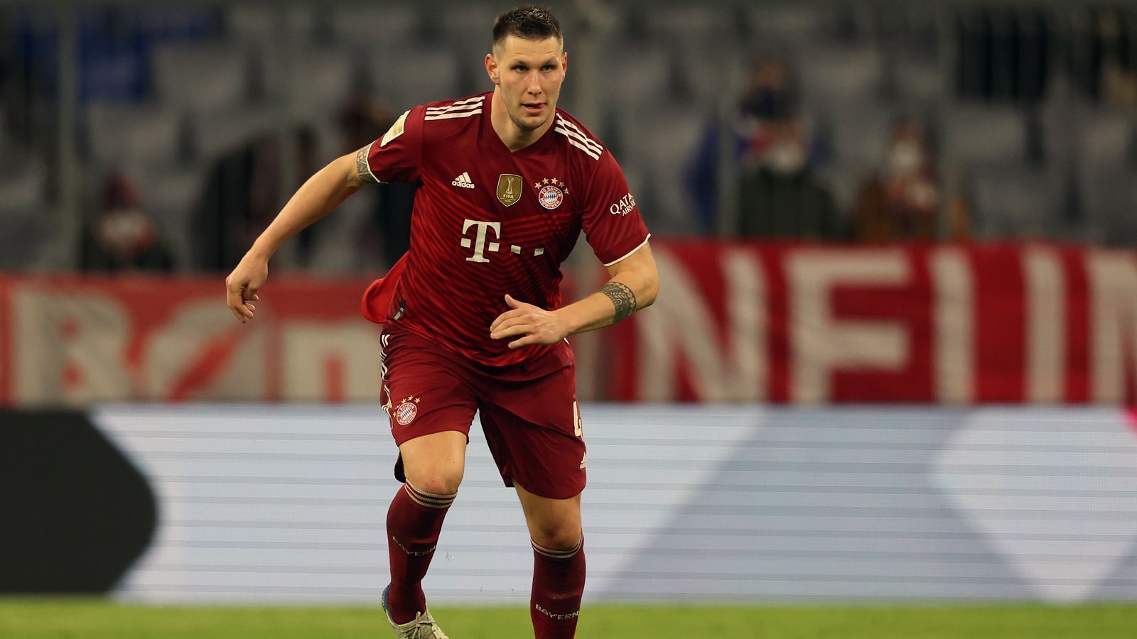 
                <strong>Niklas Süle (Borussia Dortmund)</strong><br>
                Borussia Dortmund schlägt beim FC Bayern zu. Der BVB verpflichtet im Sommer 2022 Nationalspieler Niklas Süle vom deutschen Rekordmeister. Der Defensivmann wechselt ablösefrei von der Isar zur Borussia und unterschrieb in Dortmund einen Vertrag bis zum Sommer 2026. "Niklas hat uns in den persönlichen Gesprächen gezeigt, dass er große Lust auf Borussia Dortmund hat. Er verfügt über viel Erfahrung, Ruhe im Aufbauspiel und über die nötige Physis, um ab dem Sommer gemeinsam mit uns den nächsten Schritt zu gehen", sagte BVB-Sportdirektor Michael Zorc über die Verpflichtung Süles. Bei den Bayern spielt Süle seit 2017 und gewann mit den Münchnern unter anderem 2020 die Champions League.
              