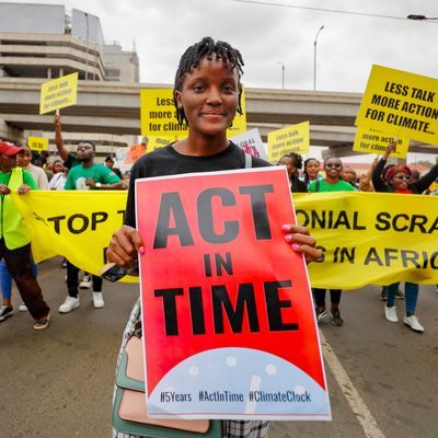 Archiv: Die Aktivistin Vanessa Nakate aus Uganda nimmt an einem Klimaprotest zu Beginn des Afrikanischen Klimagipfels im Jahr 2023 teil.