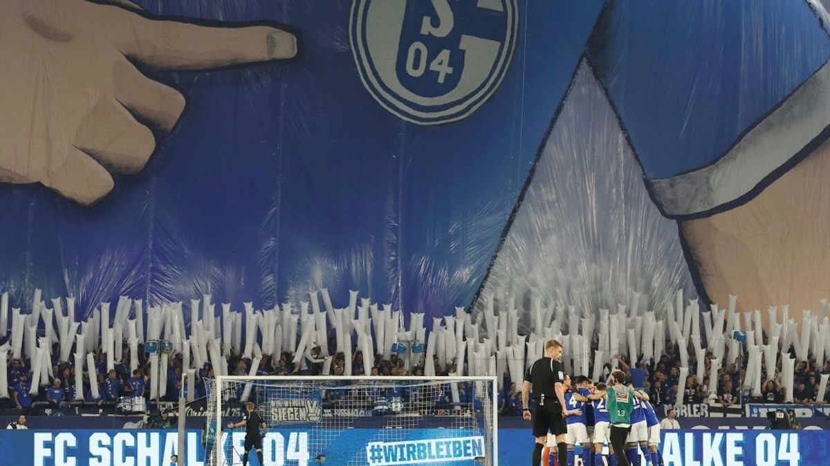 S04-Fans zündeten unter einem Banner blauen Rauch