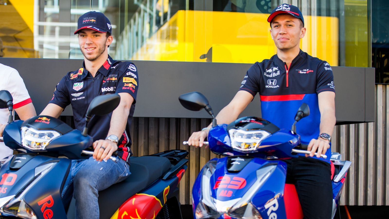 
                <strong>F1-Fahrerwechsel 2019</strong><br>
                Pierre Gasly war 2019 der Teamkollege von Max Verstappen im Red Bull und wurde teilweise sogar überrundet. Nach zwölf Rennen zogen die RB-Bosse die Reißleine und nahmen einen Eins-zu-Eins-Wechsel vor. Alexander Albon besetzte das Cockpit neben Verstappen und Gasly ersetzte Albon bei Toro Rosso.
              