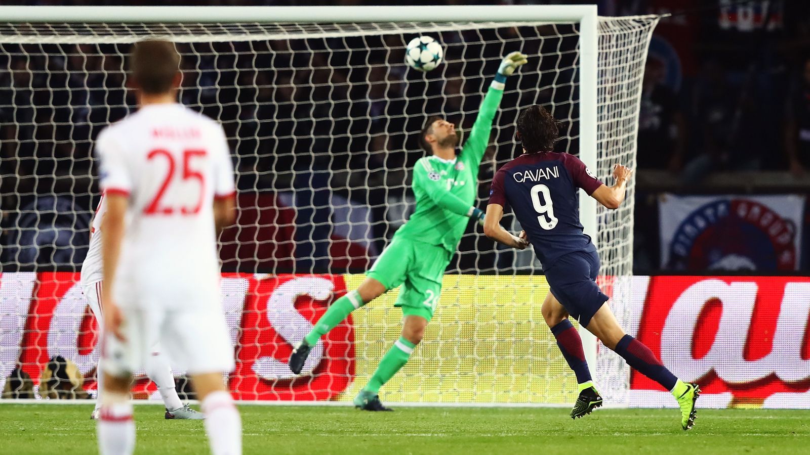 
                <strong>Paris St. Germain - FC Bayern München (Gruppenphase 2017/18, Hinspiel)</strong><br>
                Nachdem es kurz vor und um die Jahrtausendwende einige Duelle zwischen Bayern und PSG gab, war bei dieser Paarung zuletzt viele Jahre Funkstille in Sachen Champions-League-Spielen. Erst in der Gruppenphase der Saison 2017/18 kam es zum Wiedersehen in Paris. Gleich zum Auftakt der Gruppenphase nahmen die Franzosen die Münchner mit 3:0 auseinander, was Folgen für den damaligen Trainer Carlo Ancelotti hatte. Dieses 60. Pflichtspiel des Italieners auf der Bayern-Bank war auch gleichzeitig sein letztes. Ancelotti verbannte gegen seinen Ex-Klub PSG unter anderem Mats Hummels, Franck Ribery und Arjen Robben auf die Bank. Edinson Cavani (re.) erzielte schon nach gut einer Stunde das zwischenzeitliche 2:0 für PSG gegen verunsicherte Münchner.
              