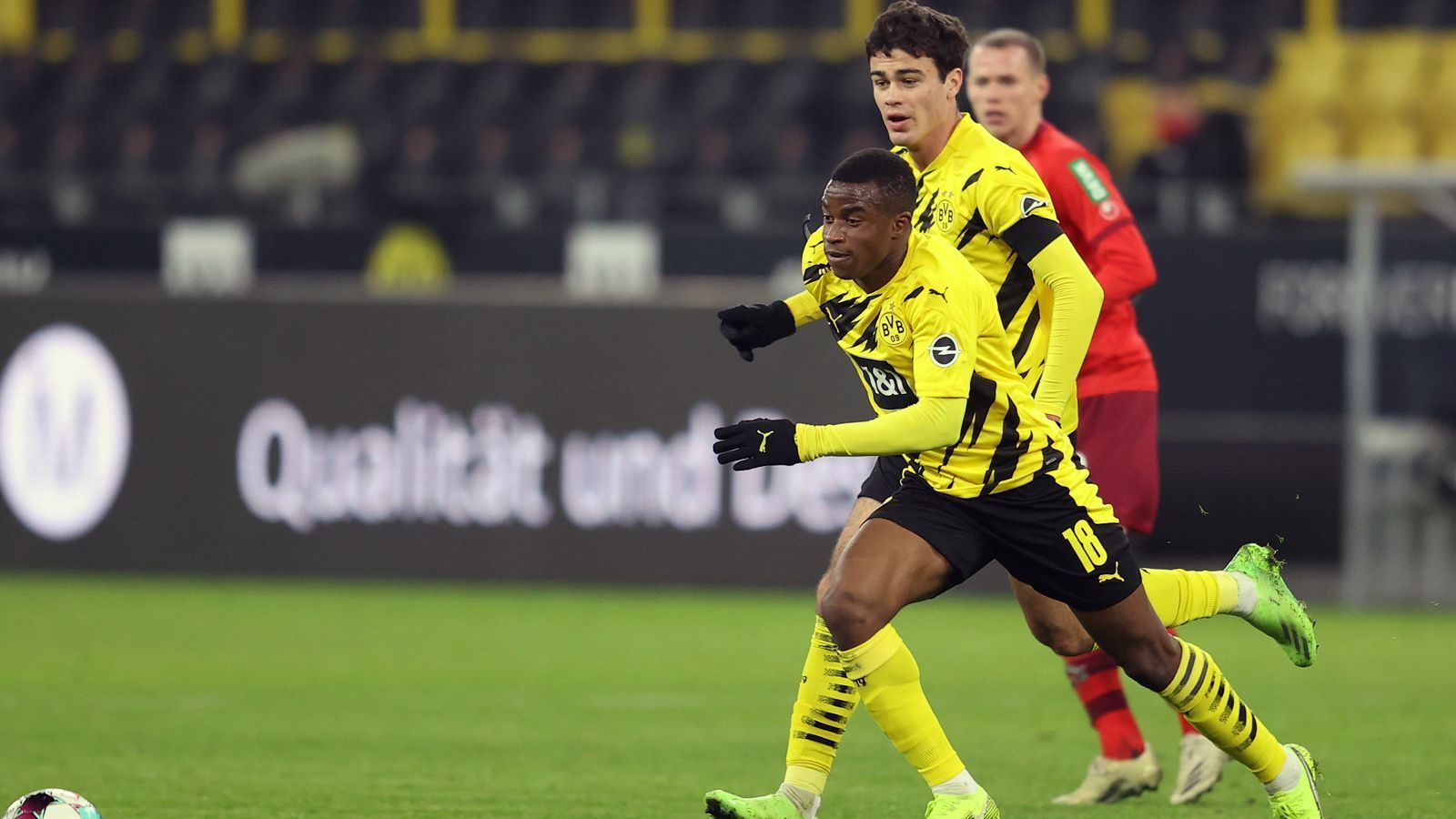 
                <strong>Borussia Dortmund: Sieben Eigengewächse</strong><br>
                Eigengewächse im Kader: Youssoufa Moukoko (li.), Giovanni Reyna (re.), Marco Reus, Felix Passlack, Ansgar Knauff, Tobias Raschl und Luca Unbehaun - Bundesliga-Einsätze der Eigengewächse für ihren Klub insgesamt: 301
              