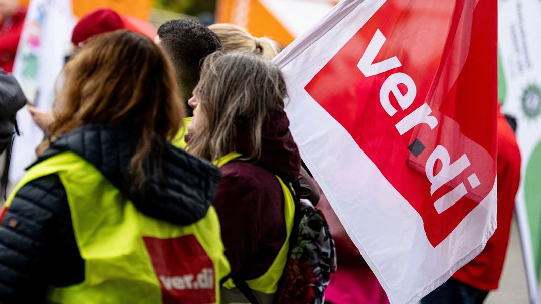  Verdi-Mitglieder demonstrieren vor dem Beginn der Tarifverhandlungen für den öffentlichen Dienst der Länder auf dem Scharounplatz. 