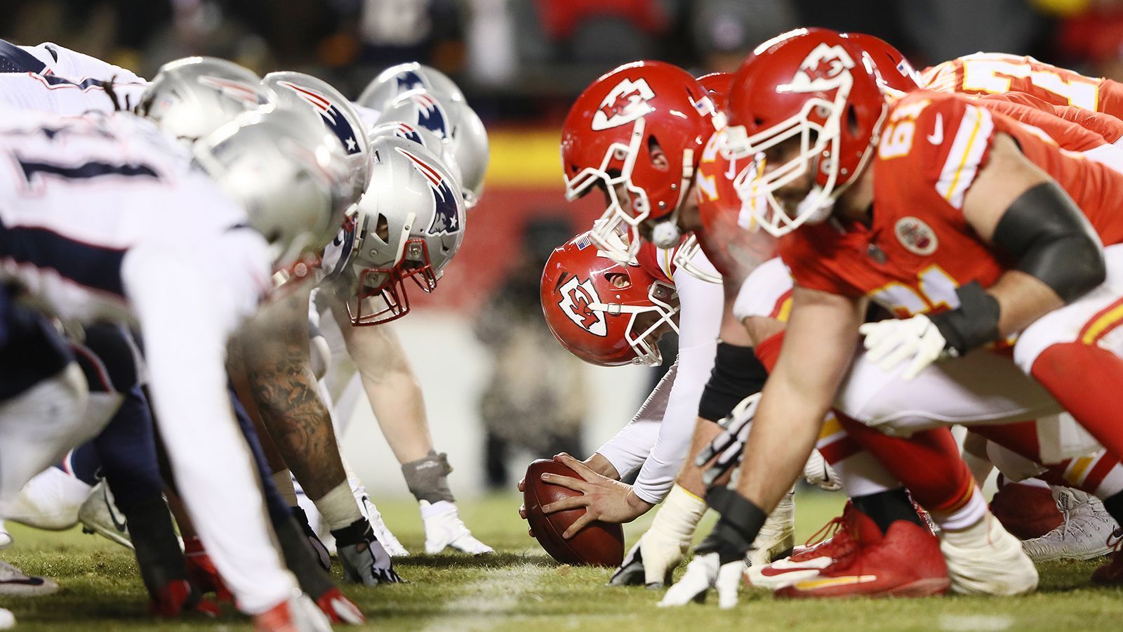 
                <strong>Woche 14 : Kansas City Chiefs at New England Patriots</strong><br>
                In Woche 14 kommt es zum großen Re-Match zwischen den New England Patriots und den Kansas City Chiefs. Die beiden Teams trafen im letzten AFC Championship-Game aufeinander und mussten in die Overtime, um einen Sieger zu ermitteln. Dort setzten sich die Patriots im Münzwurf und im anschließenden Drive durch, Overtime-Meister Brady führte sein Team erneut in den Super Bowl und MVP Patrick Mahomes musste die erste große Niederlage seiner Karriere hinnehmen. Dafür kann er sich in Woche 14 revanchieren. 
              