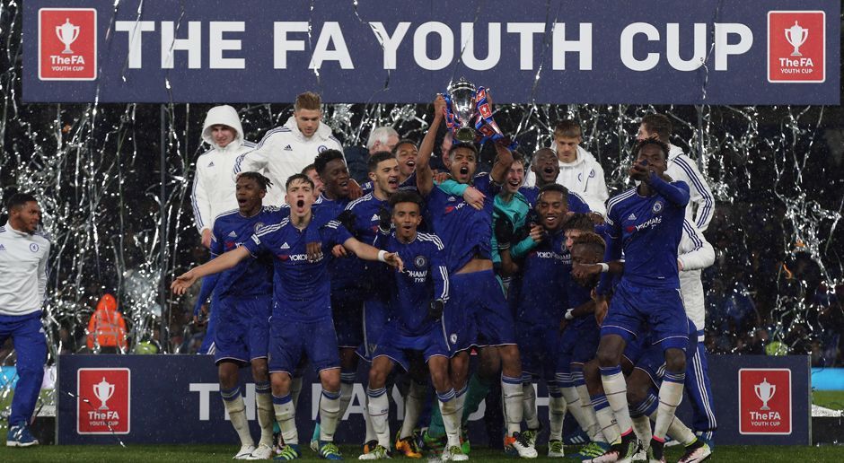 
                <strong>Chelsea U18</strong><br>
                Während der FC Chelsea diese Saison aus dem Mittelfeld der Premier League nicht rauskommt und mit dem Meistertitel nichts zu tun hat, geht der Nachwuchs erfolgreich auf Pokaljagd: Neben dem zweiten Titel in Folge in der UEFA Youth League gewann die U18 der "Blues" auch den FA Youth Cup zum dritten Mal hintereinander. Im englischen Jugend-Pokalfinale setzten sich die Chelsea-Youngsters gegen den Nachwuchs von Manchester City mit 4:2 nach Hin- und Rückspiel durch und durften sich erneut feiern lassen. ran.de stellt fünf Talente aus dem starken U18-Kader der "Blues" vor. 
              
