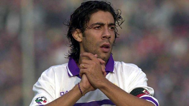 
                <strong>Rui Costa</strong><br>
                Rui Costa: Der portugiesische Spielmacher wurde nach seiner Verpflichtung im Sommer 1994 ohne große Anlaufschwierigkeiten zum kongenialen Partner von Torjäger Gabriel Batistuta. 1996 und 2001 wurde Rui Costa mit der Fiorentina dann auch italienischer Meister. Der zweite Meistertitel war zugleich ein Abschiedsgeschenk, denn der Stratege wechselte in diesem Sommer zum AC Milan. Mit der angeblichen Ablöse von 42 Millionen Euro ist Rui Costa bis heute der teuerste Verkauf in der Vereinshistorie von Florenz. Der 44-Jährige arbeitet seit 2008 als sportlicher Leiter bei Benfica Lissabon.
              