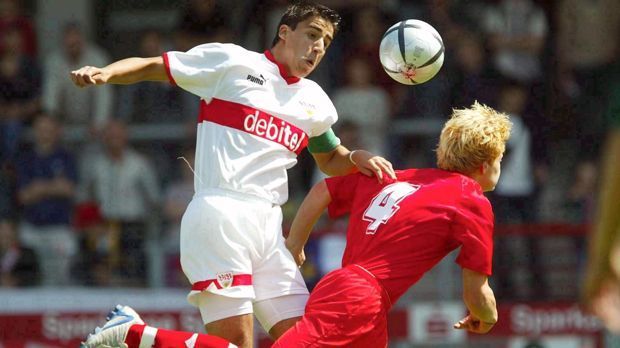 
                <strong>Sami Khedira (VfB Stuttgart)</strong><br>
                Sami Khedira (VfB Stuttgart): Mit acht Jahren kam der heutige Weltmeister und Star von Juventus Turin in die Jugend des VfB Stuttgart. Er biss sich bis zu den Profis durch und wurde mit den Schwaben 2007 Meister. Nur wenige Monate zuvor feierte er mit 19 Jahren unter Armin Veh sein Bundesliga-Debüt. Drei Jahre später erlag er dem Angebot von Real Madrid.
              