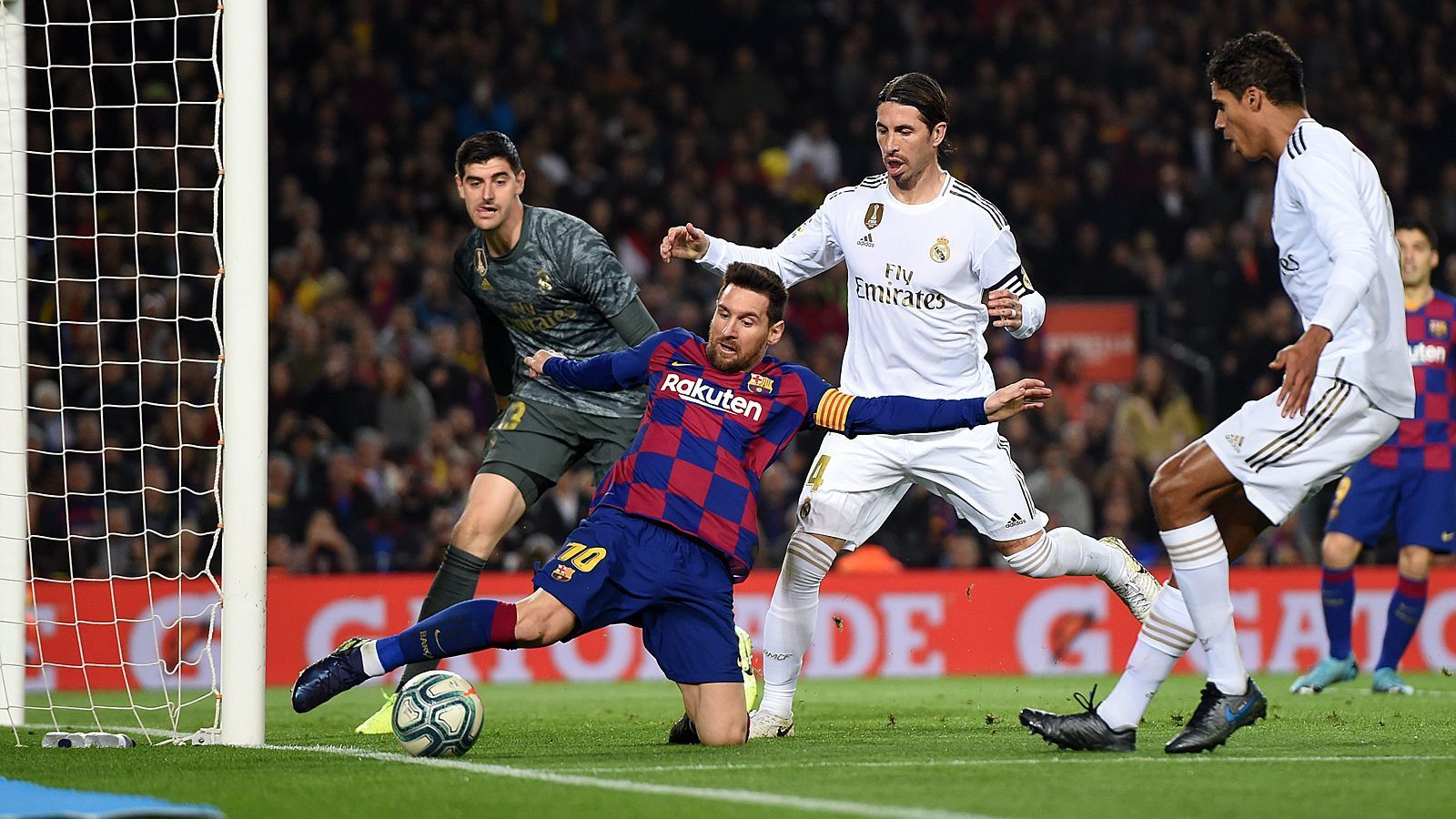 
                <strong>Voller Einsatz - bis zur Torauslinie</strong><br>
                Aber Messi (2. v. l.) gibt keinen Ball verloren, ergrätscht die Kugel hier auch im Real-Strafraum vor seinem Schatten Ramos.
              