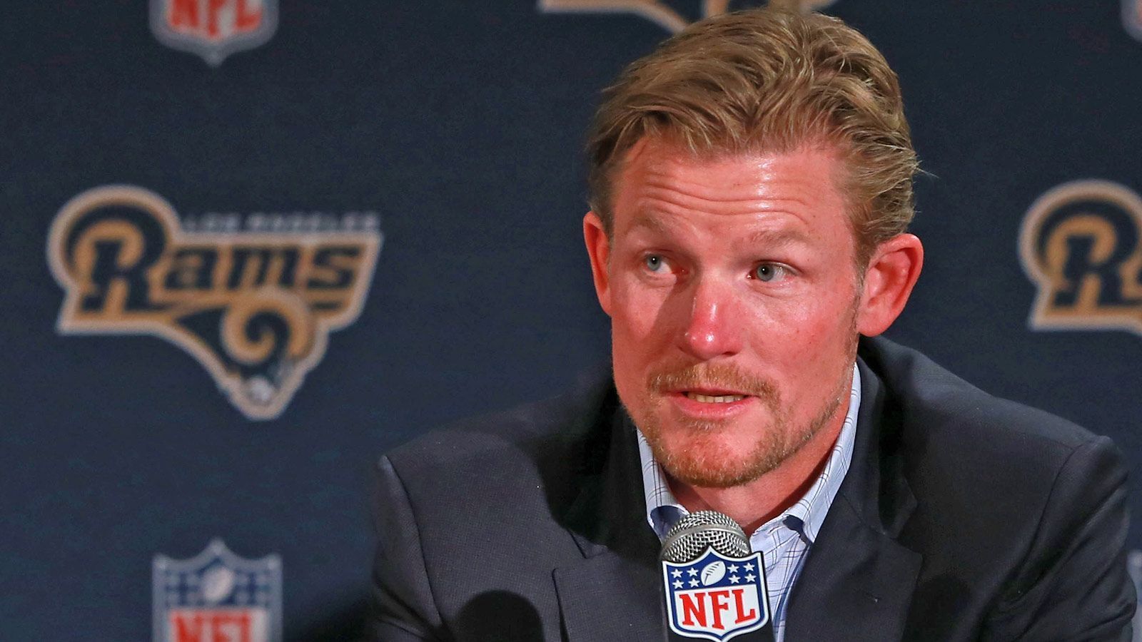 
                <strong>VERLIERER: Les Snead</strong><br>
                Er hat in der Offseason alles auf eine Karte gesetzt. Alles mit dem großen Ziel die Vince Lombardi Trophy endlich wieder nach Los Angeles zu holen. Der General Manager schnappt sich Stars wie Brandin Cooks, Marcus Peters, Aqip Talib, Ndamukong Suh, in der Saison kommt noch Dante Fowler Jr. dazu. Doch der große Traum zerplatzt in Atlanta. Das Fenster, wo er das Team zusammenhalten kann, schließt sich bedenklich schnell. Verträge von Spielern wie Suh, Fowler Jr. oder Safety Lamarcus Joyner laufen aus, dazu geht Quarterback Jared Goff in das letzte Jahr seines Rookie-Vertrags und will danach auch dick abkassieren.
              