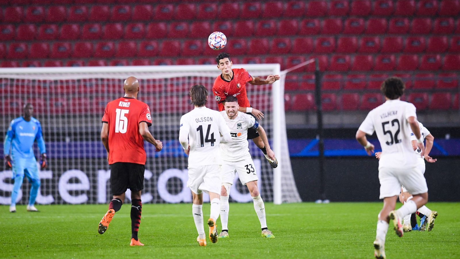 
                <strong>Marcus Berg (FK Krasnodar)</strong><br>
                Wie weit wir bei Marcus Berg zurückgehen müssen, zeigt alleine die Tatsache, dass der Schwede mit dem HSV nicht nur Bundesliga-, sondern auch Europa-League-Spiele bestritten hat. Zwischen 2009 und 2013 war das. In Rennes führte Berg (im Bild unten) seinen Klub Krasnodar als Kapitän aufs Feld und feierte mit 34 Jahren sein Champions-League-Debüt.
              