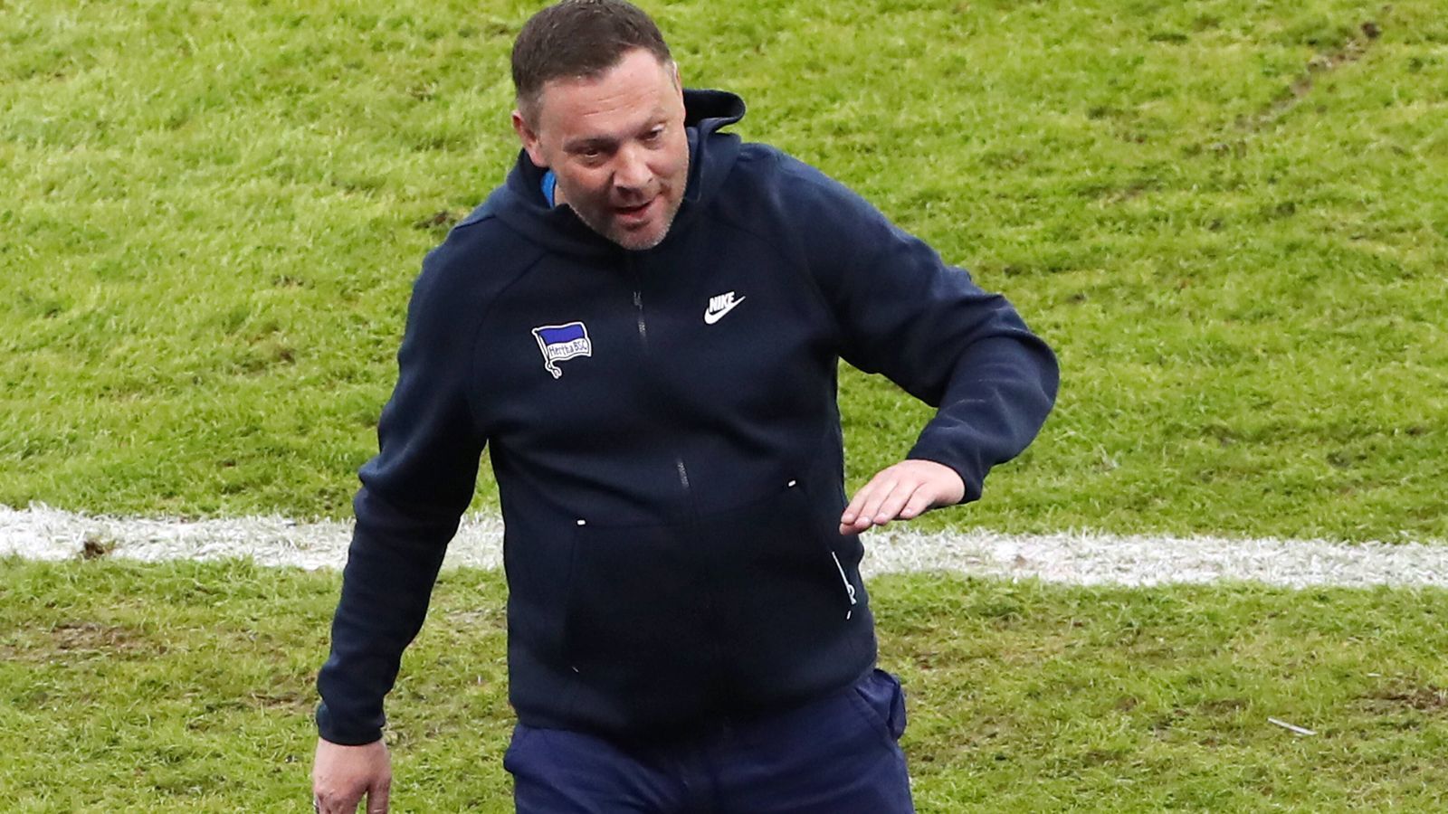 
                <strong>Hertha BSC</strong><br>
                Als Nachfolgelösung wurde Pal Dardai präsentiert, was man zumindest als fantasielos bezeichnen kann. Schließlich wurde die Zusammenarbeit mit den Ungarn 2019 beendet, da man ihm nicht zutraute, die Hertha auf die nächste Stufe zu führen. Nun soll Dardai als Feuerwehrmann die "Alte Dame" retten. Aber der positive Effekt des Trainerwechsels blieb aus, in vier Spielen unter Dardai holte die Hertha nur einen Punkt und schoss nur zwei Tore. Die Abstiegsgefahr ist real in der Hauptstadt. Labbadias Punktschnitt von 0,94 Punkten pro Bundesliga-Partie war deutlich besser als der Dardais (0,25), auch wenn dieser nach so kurzer Zeit noch nicht sonderlich aussagekräftig ist.
              