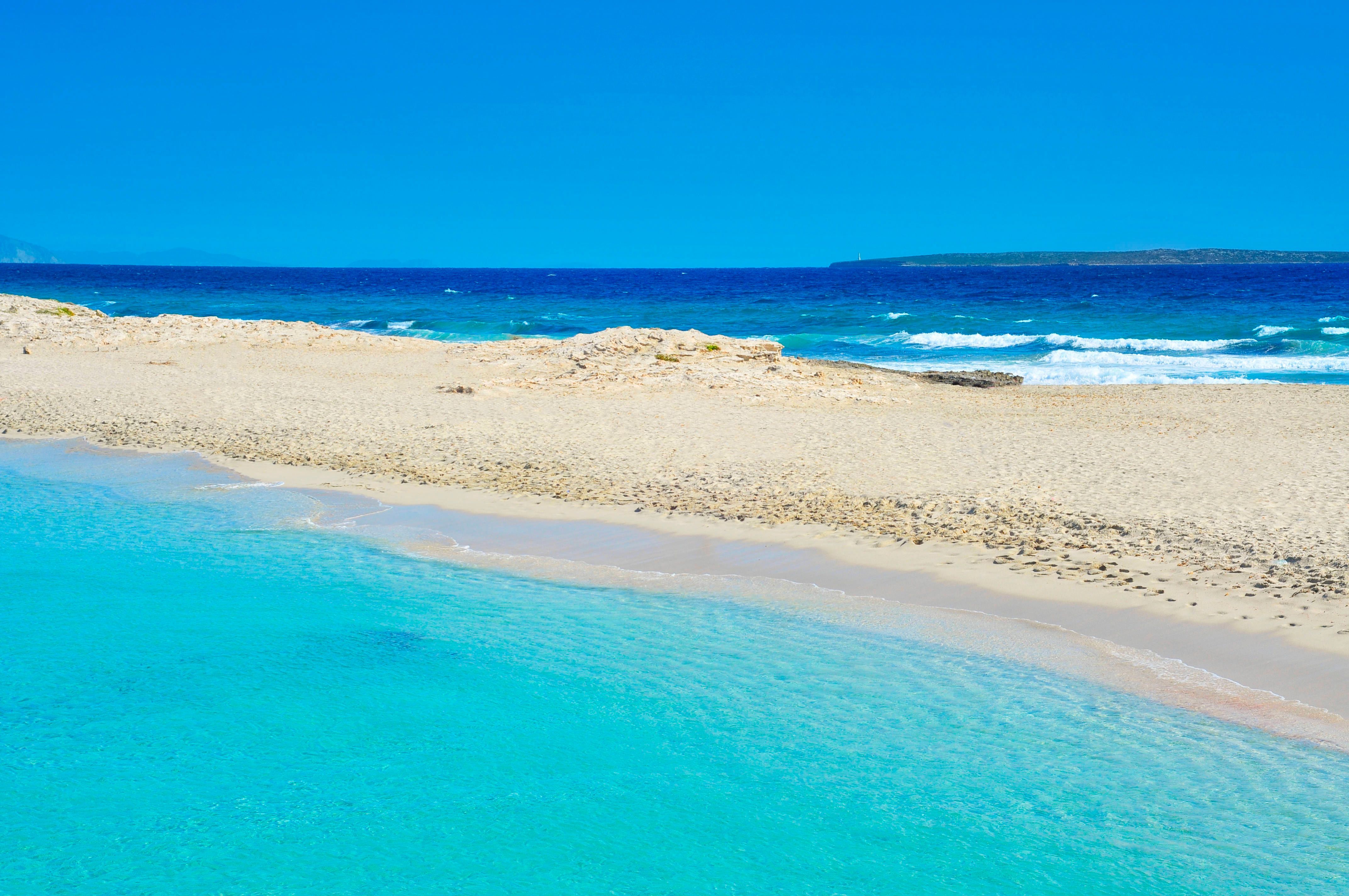 Der Strand Ses Illetes auf Formentera bietet wunderschöne Sandbänke inmitten von türkisblauem Meer.