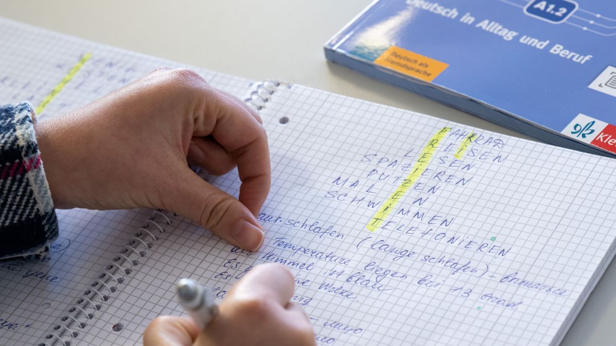 Ein ukrainischer Flüchtling nimmt an einem Deutschkurs des Bildungswerks der Bayerischen Wirtschaft e. V. teil.
